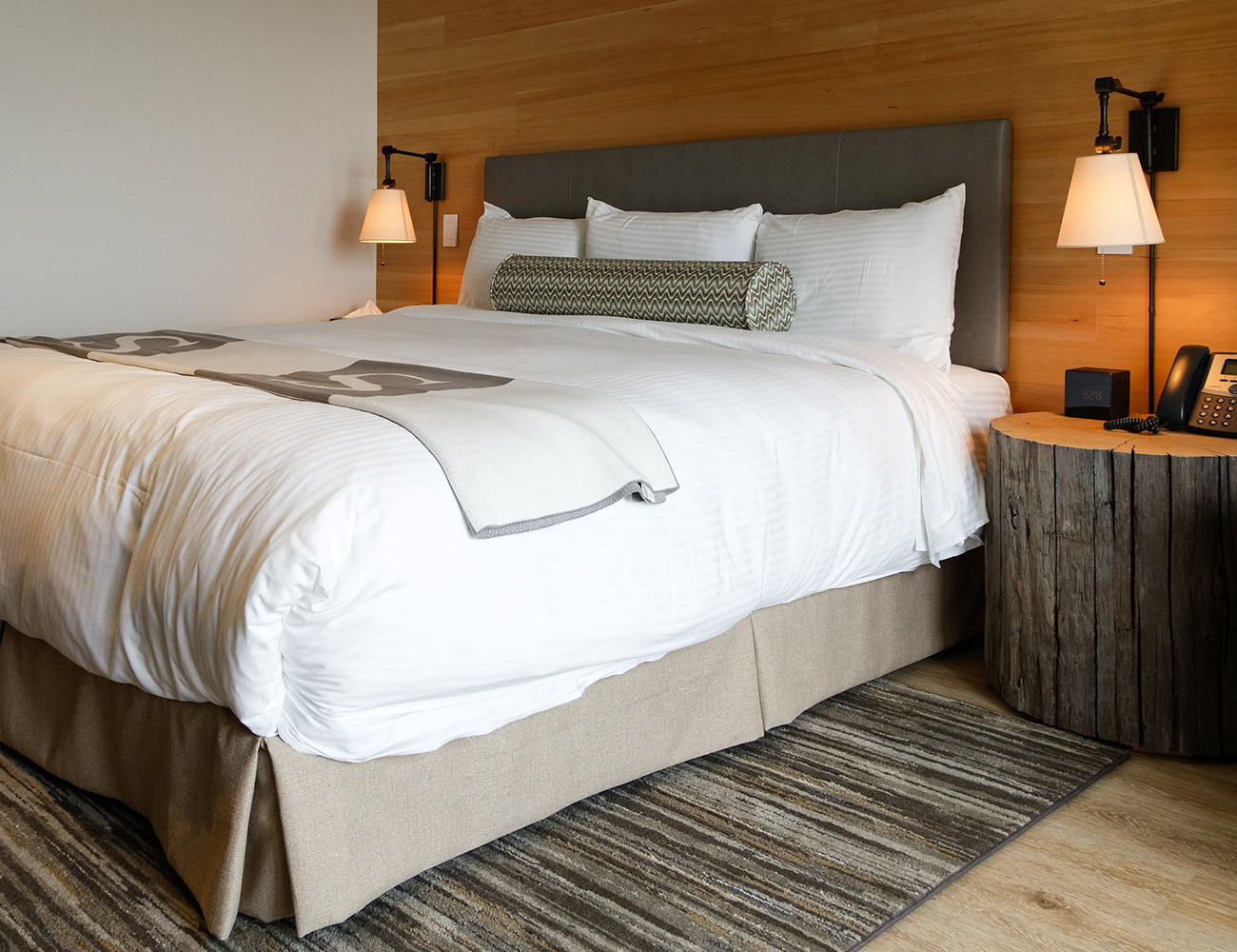 Rooms_DeluxeLakeside1