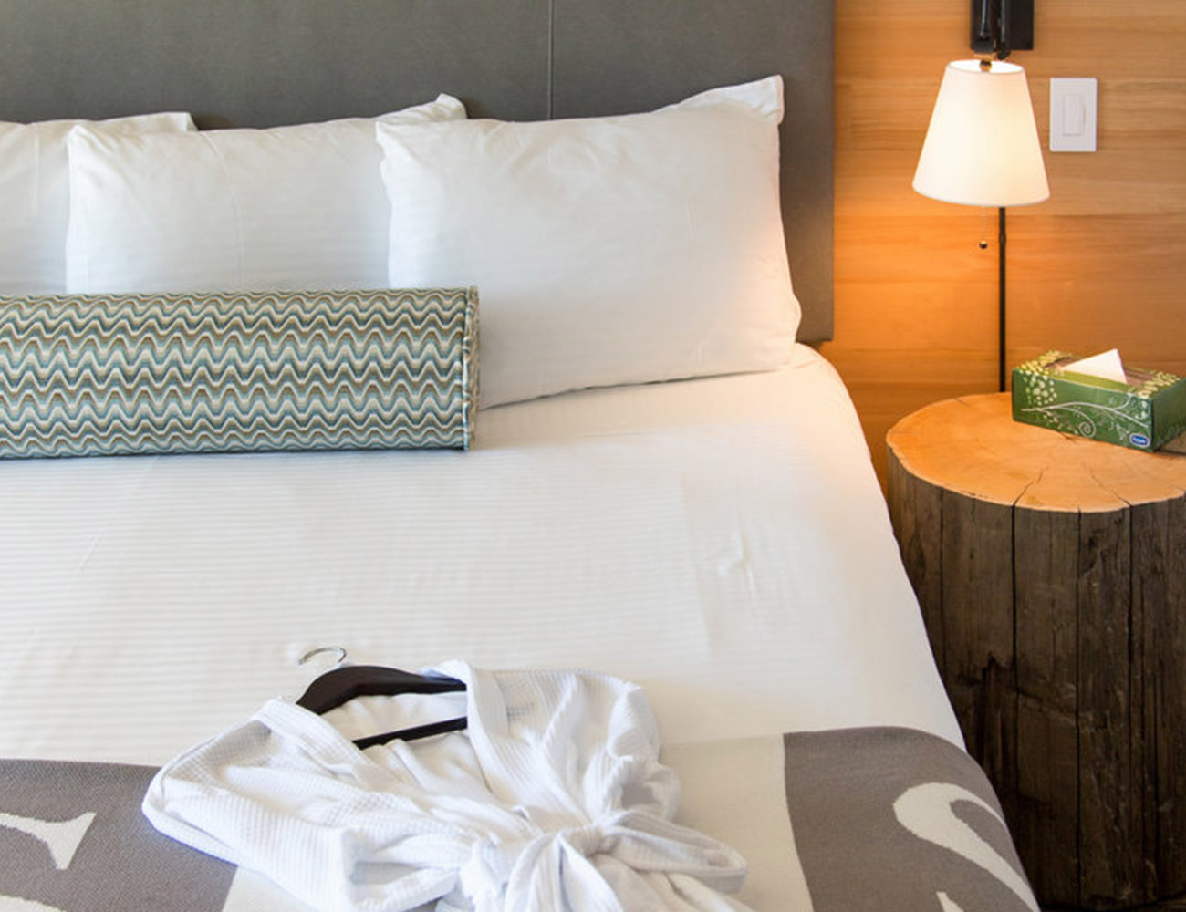 Rooms_DeluxeLakeside3