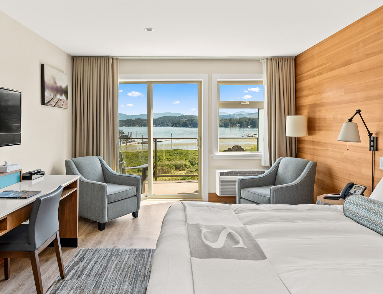 Rooms_DeluxeLakeviewBalcony2